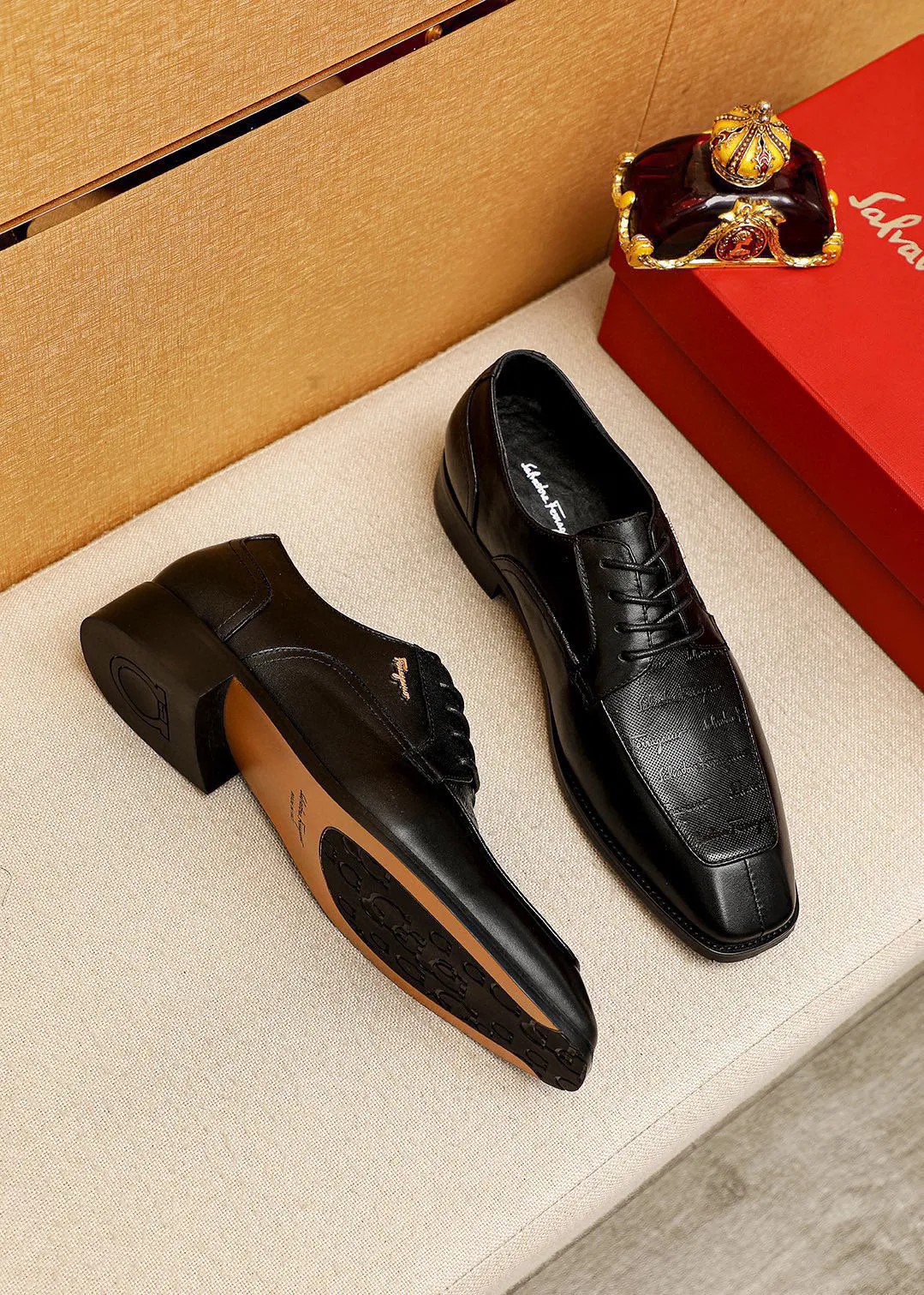 Men's shoes 💰442 💐 Product trademark: Ferragamo "Ferragamo" business leather shoes Regular size: 38-44 (45.46🉑️customized) Product materials: Selected imported first-layer calfskin embossed upper + luxury hardware buckle, imported water-dyed cow leather lining. Strong three-dimensional visual effect, original combination outsole Color: 1⃣️color optional